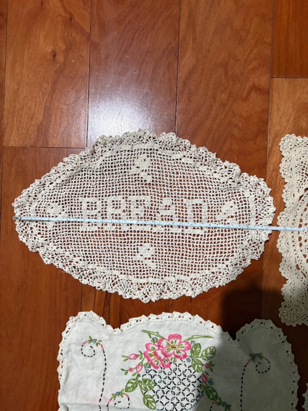 Bundle of 5 Vintage Embroidered and Crocheted Doilies and 1 Filet Crochet Doily - Picture 2 of 14